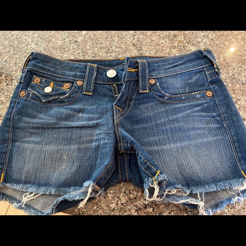 Women’s True Religion Keira cutoff shorts size 26